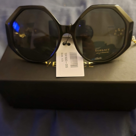 Versace sunglasses, with Versace chain - Picture 5 of 5